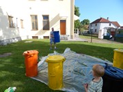 Společné odpoledne rodičů a dětí - natírání popelnic